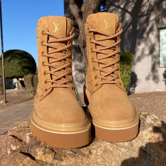 Louis Vuitton “LV Ranger” Boot — Beige / Nubuck Monogram  display picture 1